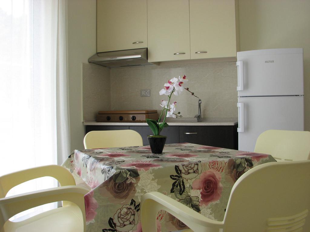 Aparthotel Vila Tufi Velipojë Buitenkant foto